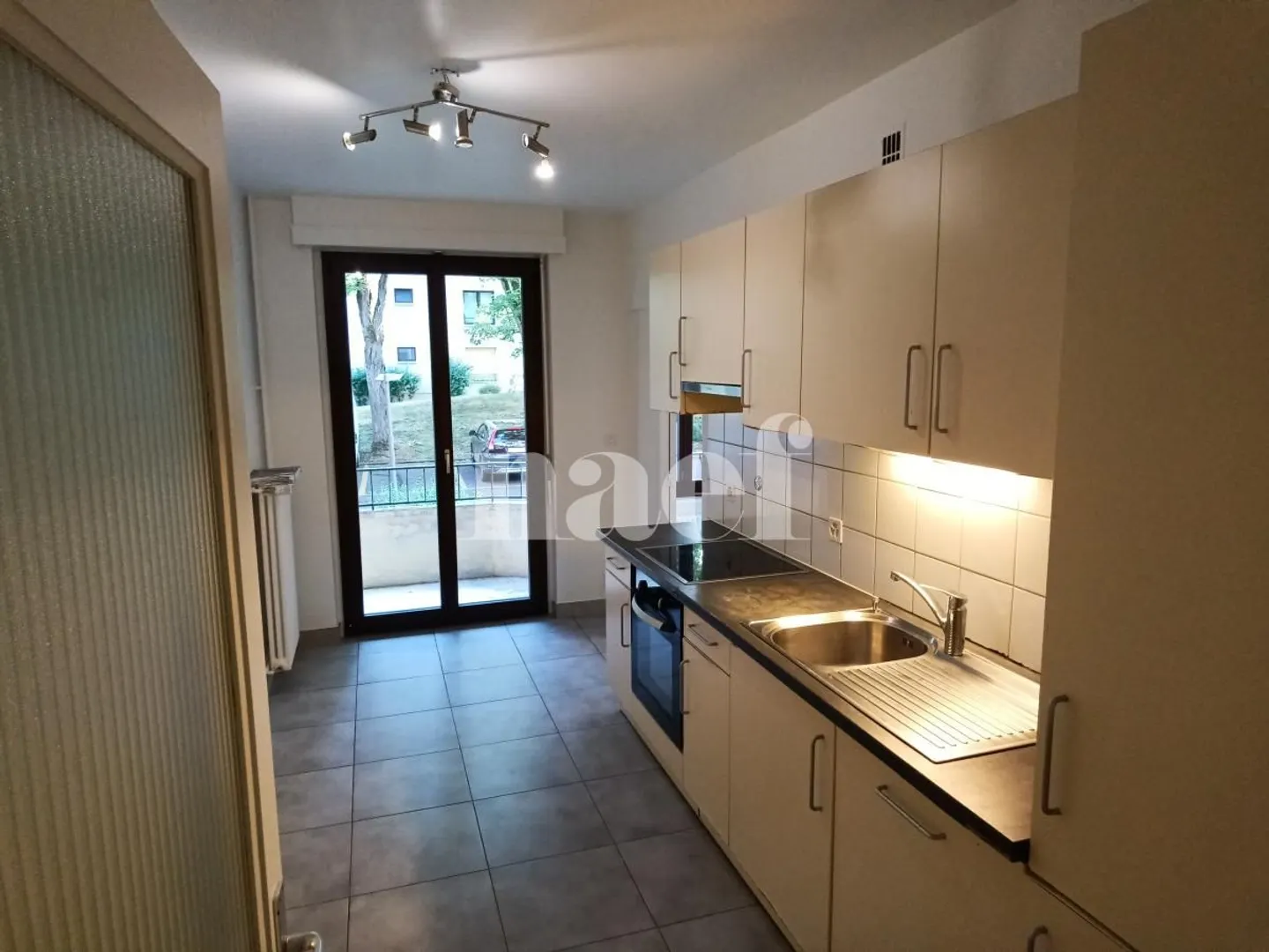 Appartement spacieux avec balcons - Photo 4 sur 10