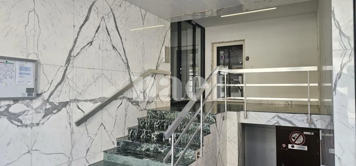 Offices of 336 m2 for rent in Ouchy - Photo 2 of 3