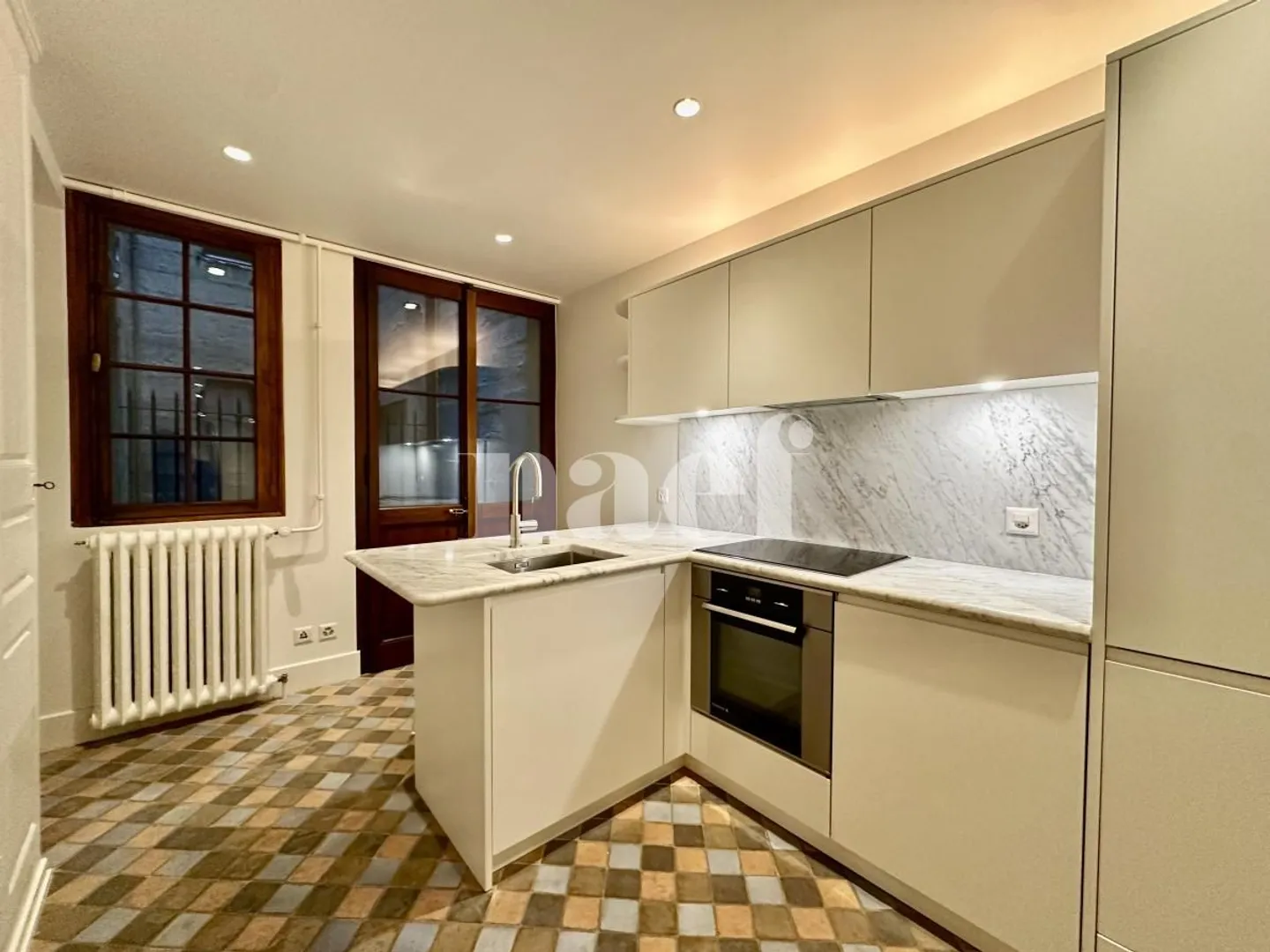 Città vecchia, oggetto raro, appartamento di charme con giardino e padiglione - Foto 2 di 13