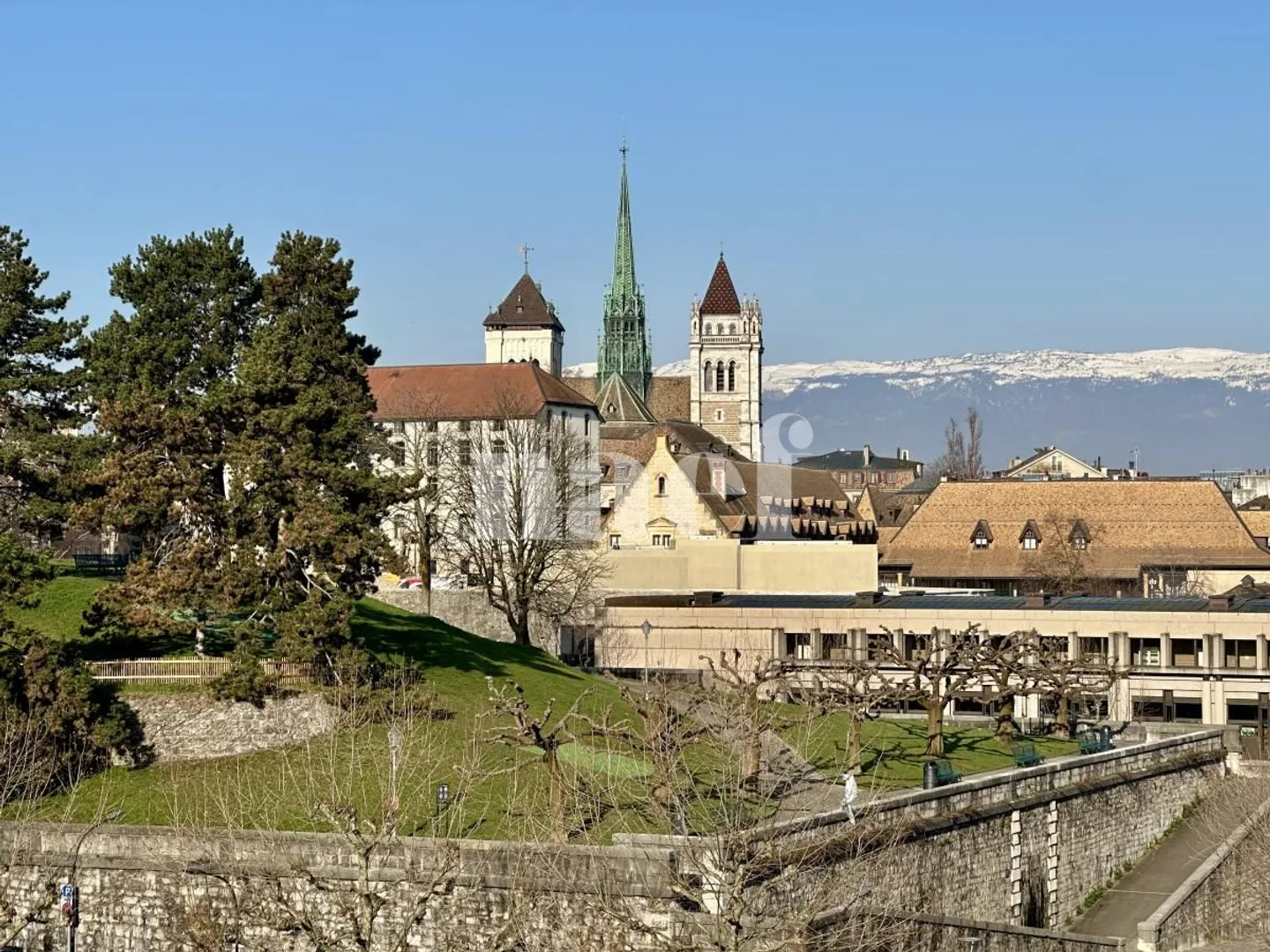 Bel Appartement Rénové - Photo 2 sur 9