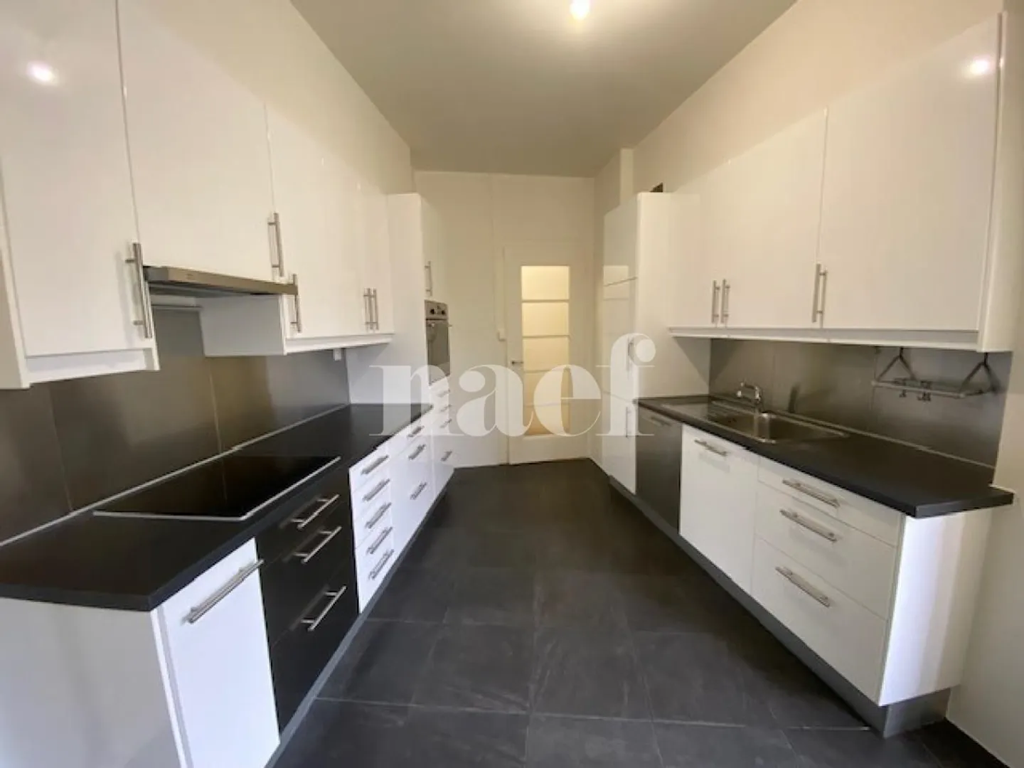 Spacious and bright apartment in the heart of Geneva - Photo 2 of 13