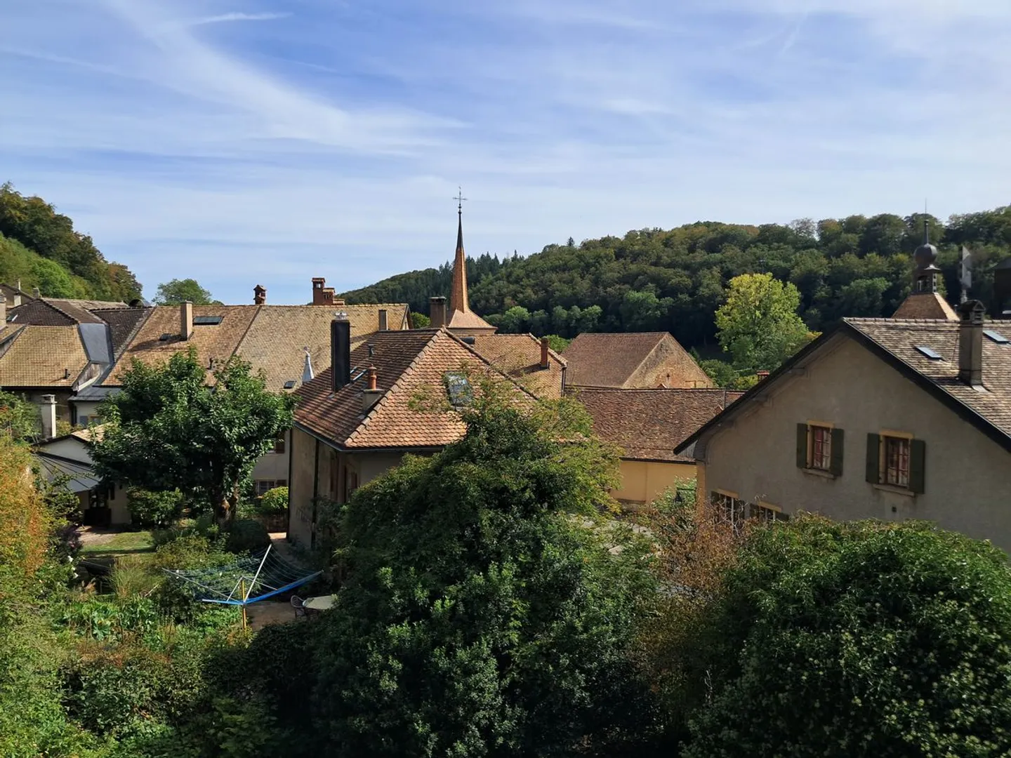 Une pépite nichée dans le bourg de Romainmôtier, atypique, idéal pour un Airbnb - Photo 2 sur 11