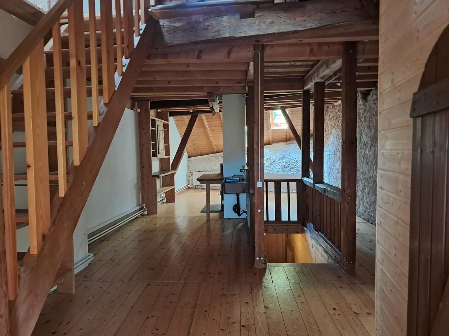 Une pépite nichée dans le bourg de Romainmôtier, atypique, idéal pour un Airbnb - Photo 8 sur 11