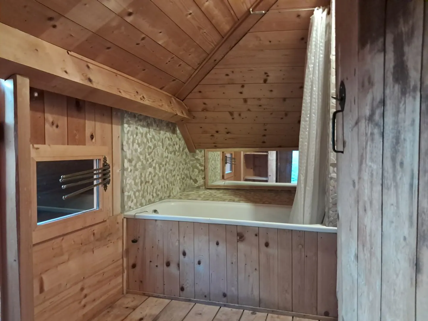 Une pépite nichée dans le bourg de Romainmôtier, atypique, idéal pour un Airbnb - Photo 7 sur 11
