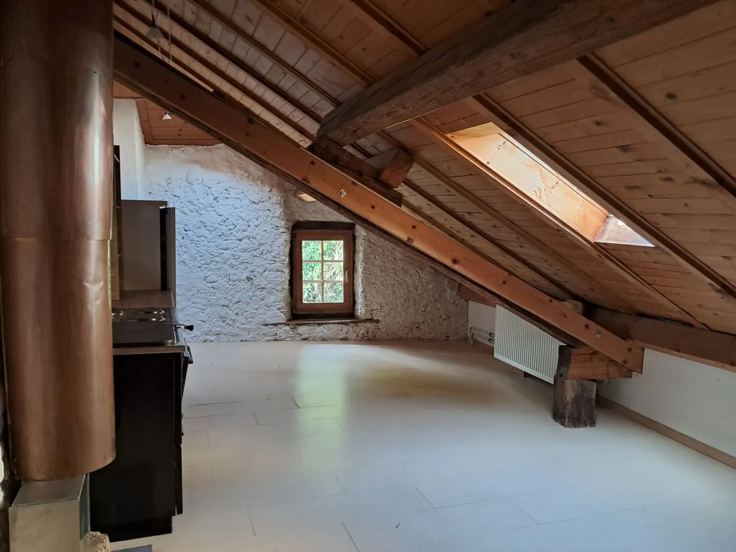 Une pépite nichée dans le bourg de Romainmôtier, atypique, idéal pour un Airbnb - Photo 5 sur 11
