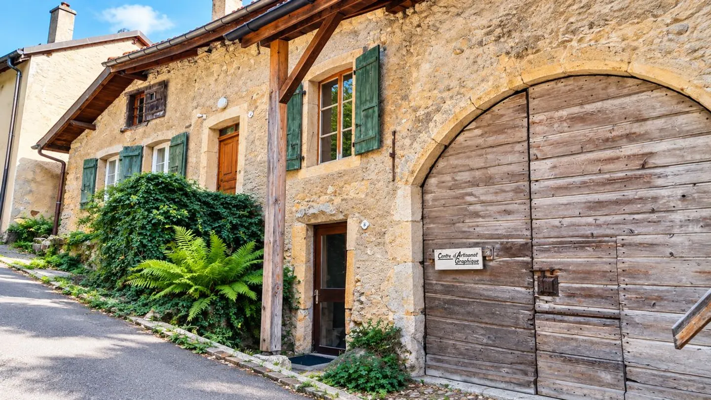 Une pépite nichée dans le bourg de Romainmôtier, atypique, idéal pour un Airbnb - Photo 1 sur 11