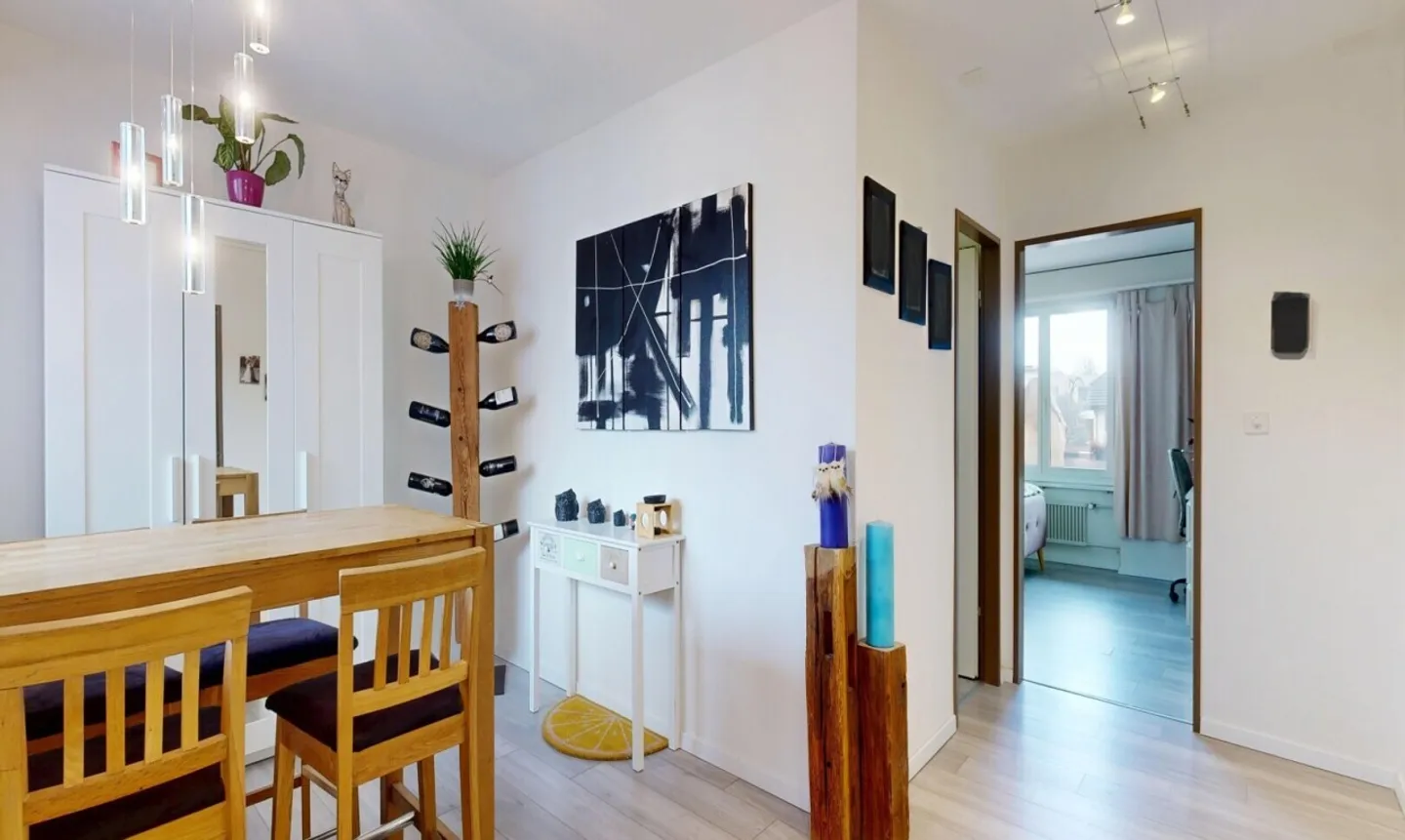 Appartement 2.5 pièces avec balcon dans un emplacement prisé à Wetzikon - Photo 2 sur 11