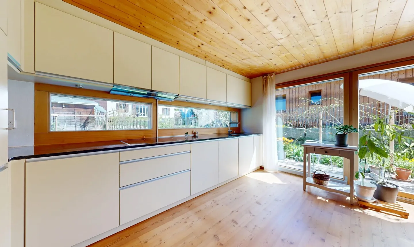 Casa elegante con giardino naturale - Foto 5 di 11