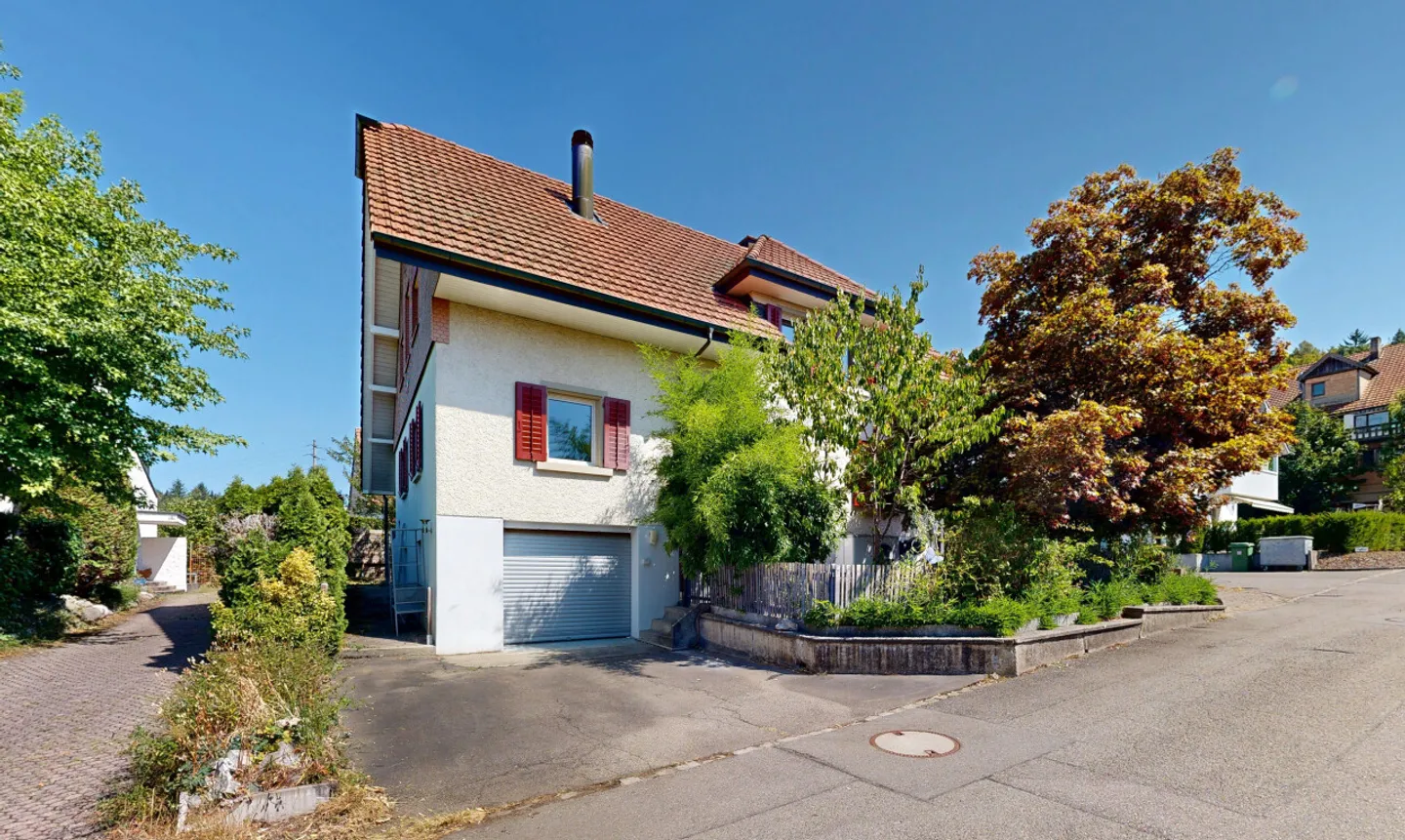 Charmantes 5.5 Zimmer Einfamilienhaus mit zusätzlichen Räumlichkeiten - Foto 2 von 11