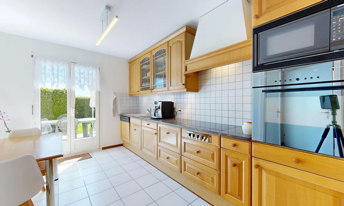 Comfort and Space: 5.5-Room Semi-Detached House with Garden in Gland - Photo 7 of 11