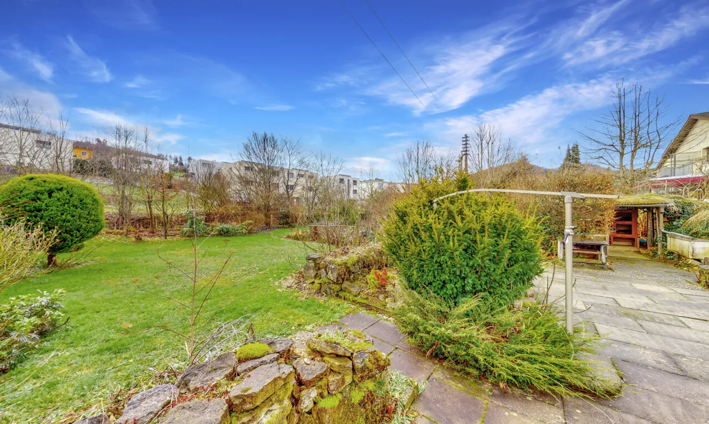 Casa unifamiliare con grande giardino in posizione tranquilla - Foto 2 di 13