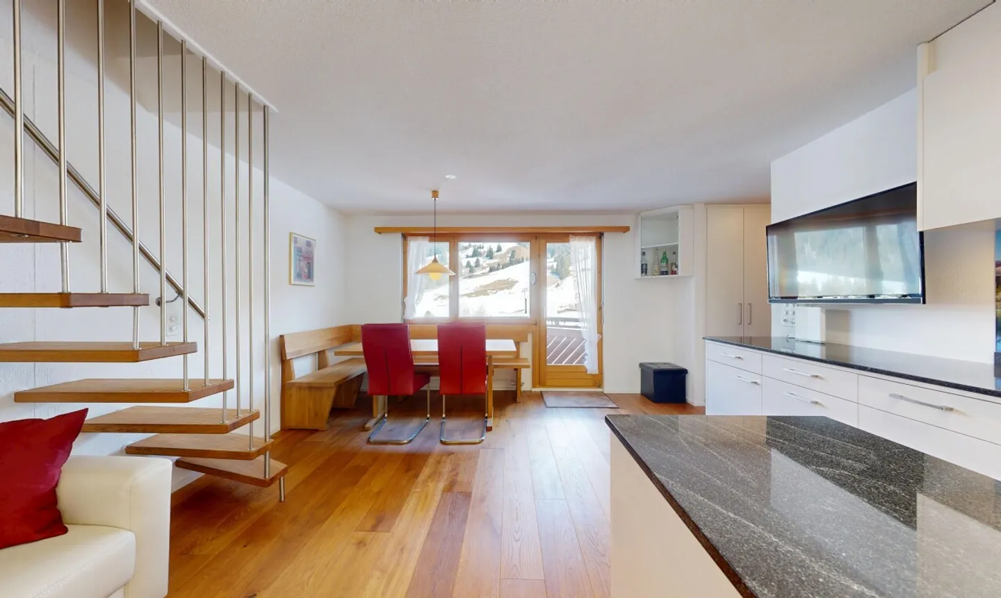 Charming Maisonette Apartment with Ski-in/Ski-out and Mountain Views in Parpan - Photo 2 of 11