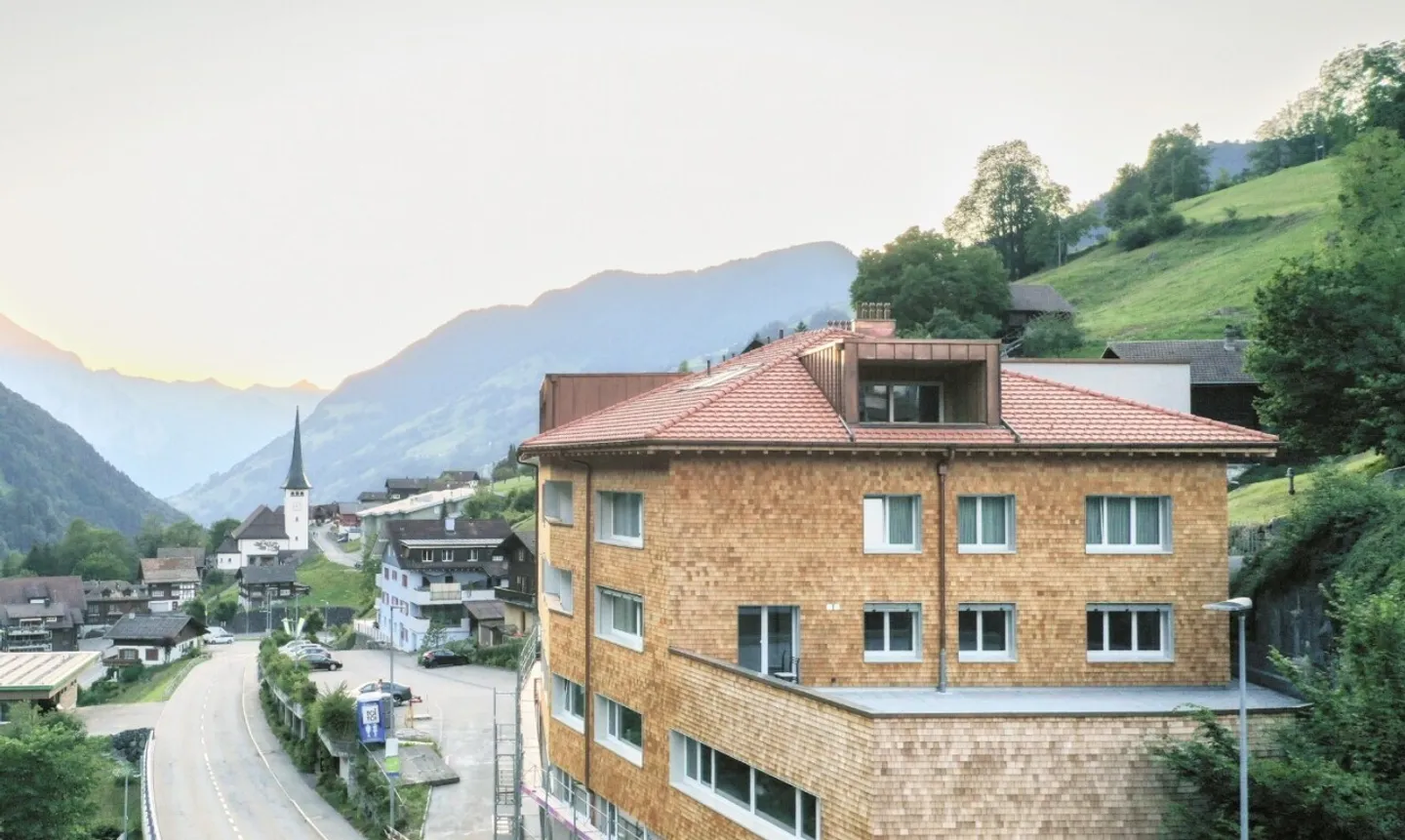 2.5-room penthouse apartment with a panoramic view in Spiringen - Photo 3 of 11