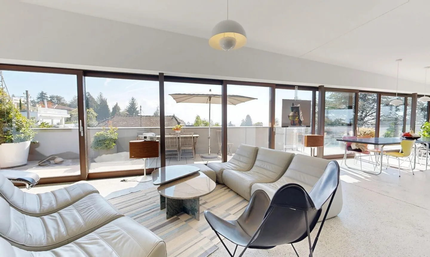 Magnificent penthouse apartment in absolute calm in Chailly - Photo 2 of 11