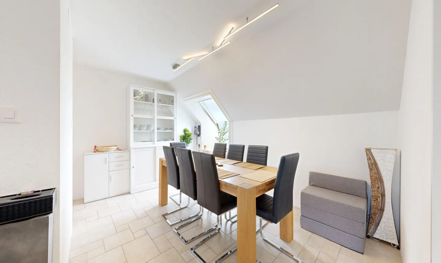 Ampio attico con terrazza e camino - Foto 4 di 11