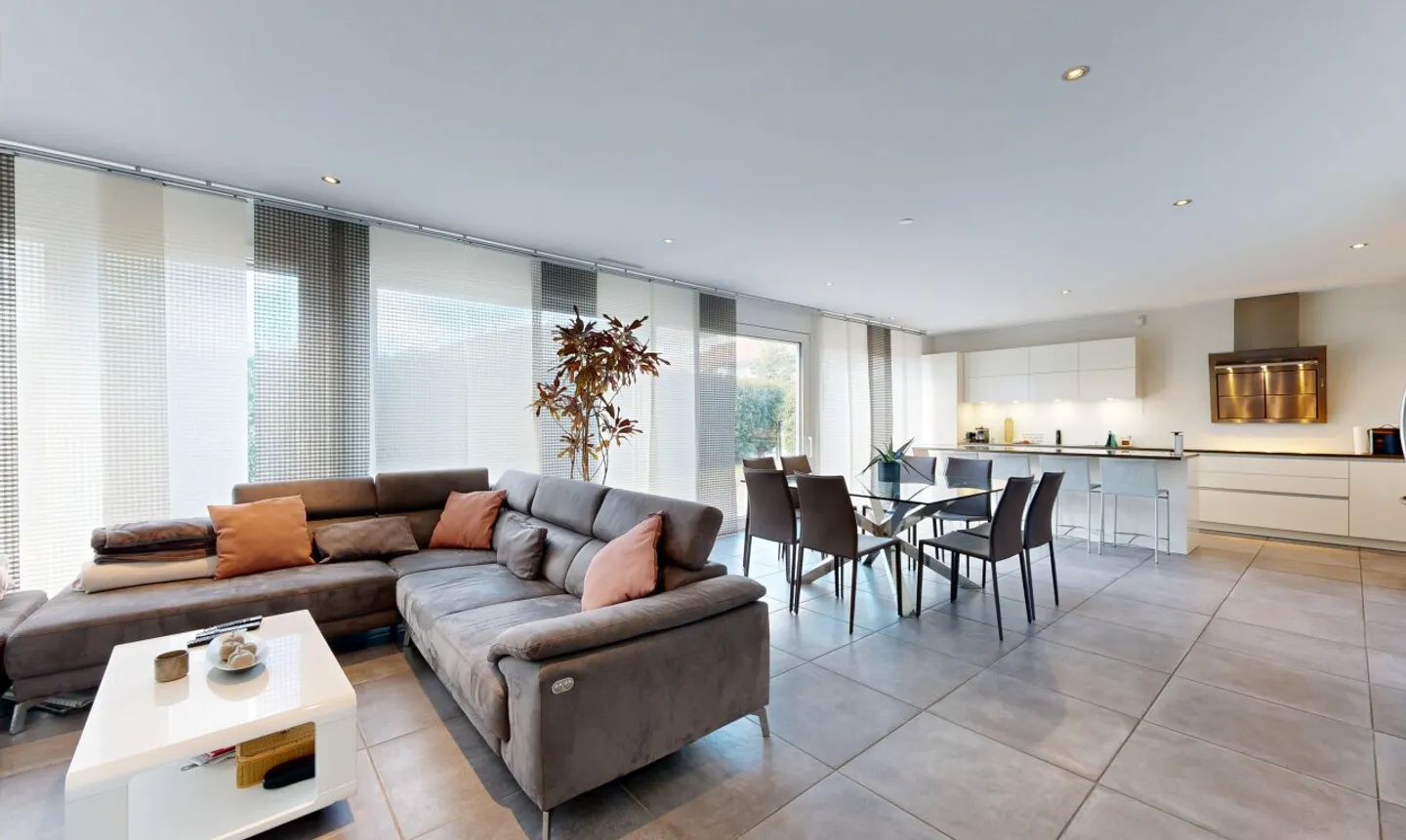 Bright contemporary villa close to the lake and amenities - Photo 5 of 13