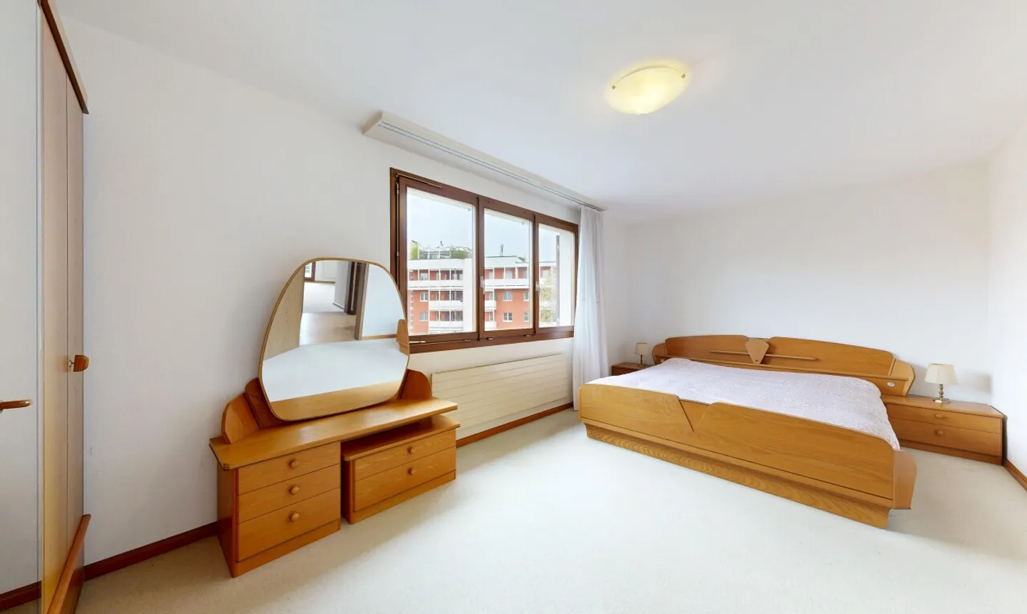 Spacious End Row House with Garden and Converted Attic - Photo 4 of 11