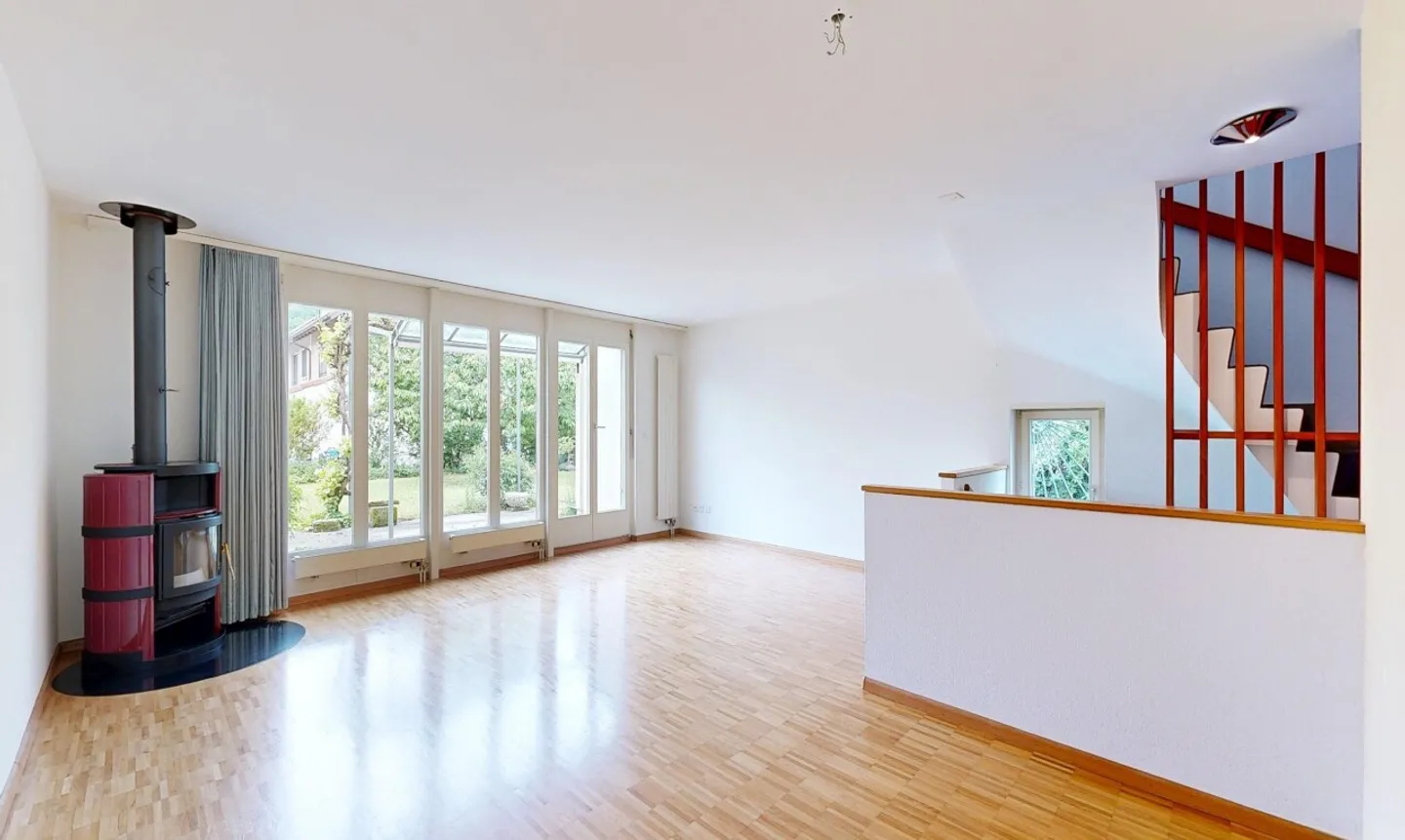 Maison d'angle de 5,5 pièces avec jardin idyllique dans un quartier familial - Photo 3 sur 11