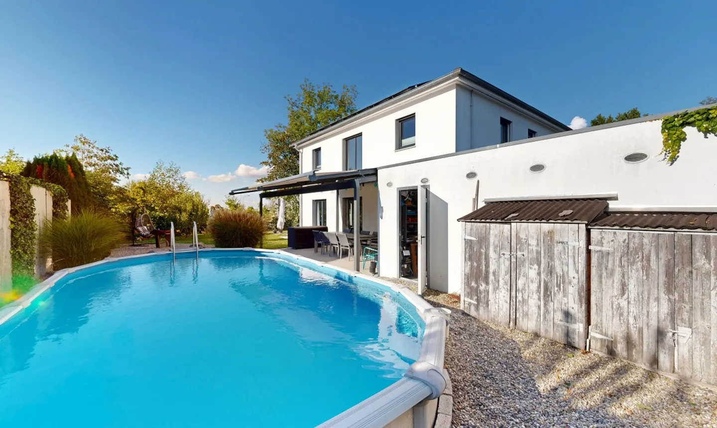 Private Oase: Exklusives 6.5-Zimmer-Einfamilienhaus mit Pool - Photo 2 of 11