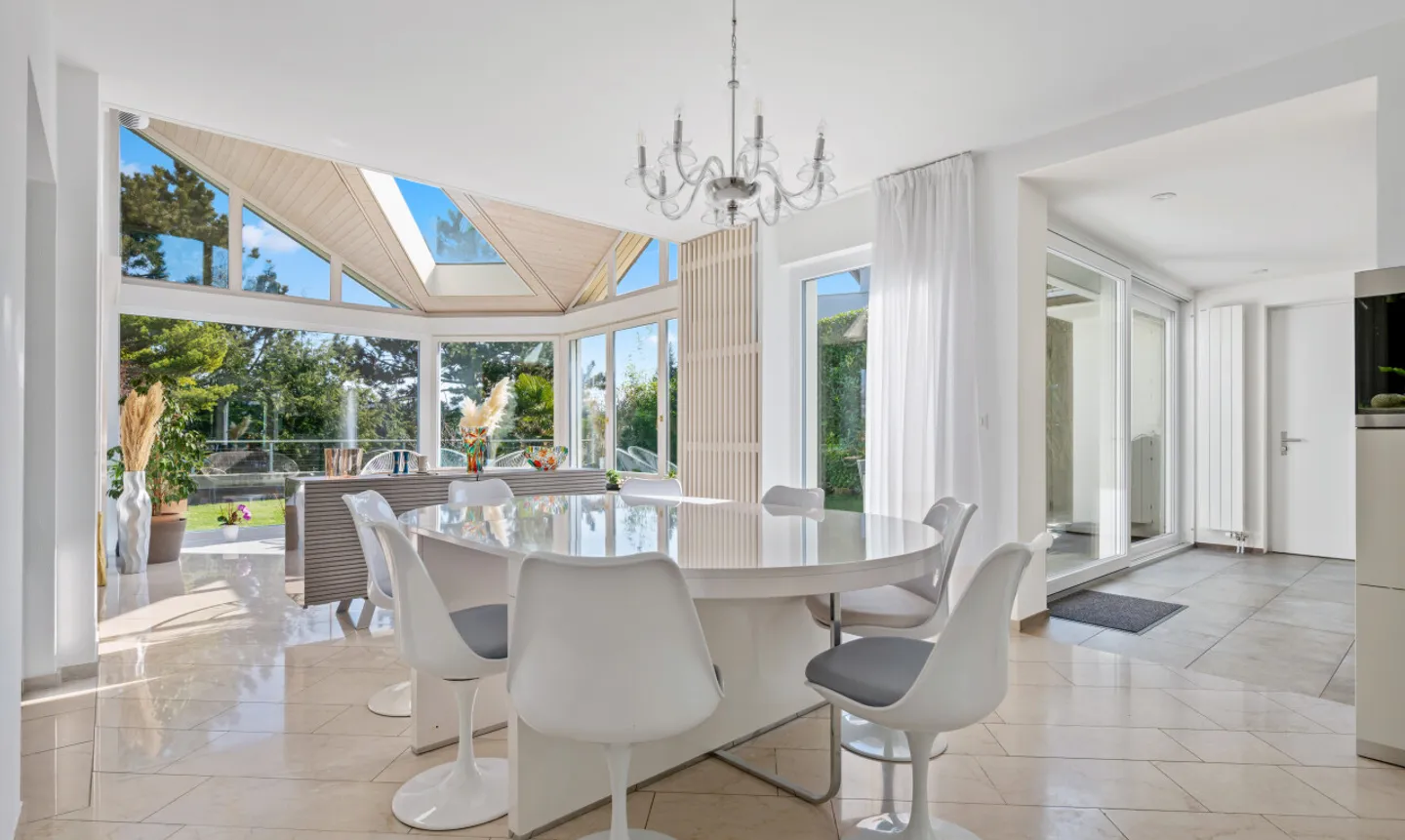 Exclusive villa with gallery, indoor pool and garden idyll - Photo 5 of 11