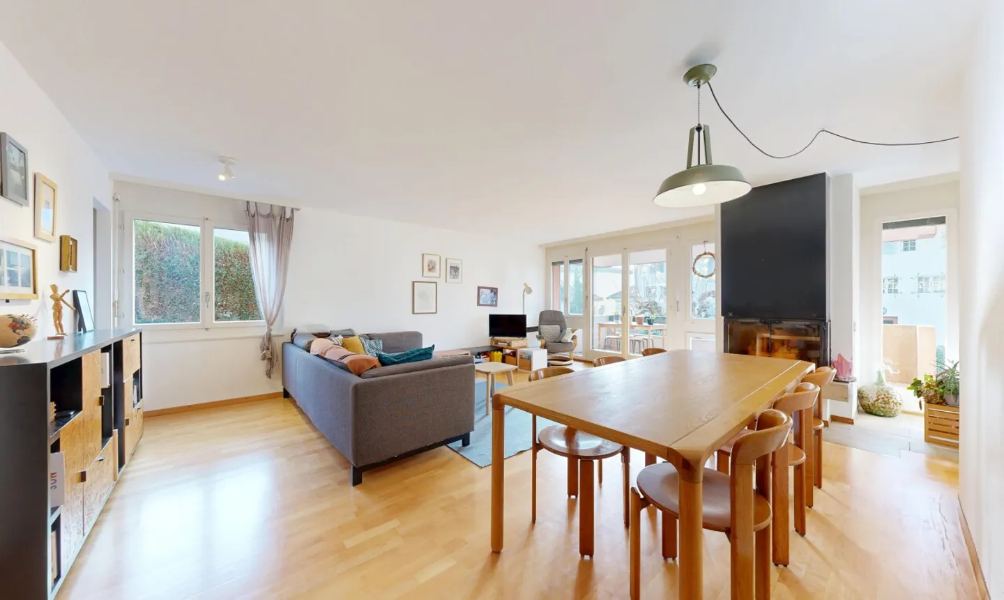 Large 3.5-room apartment in a quiet area, just steps from the center of Chailly - Photo 3 of 11