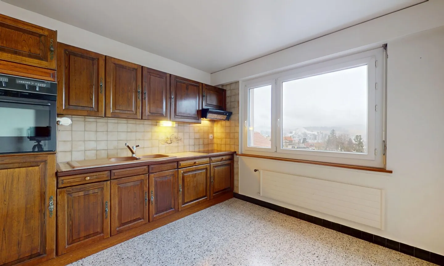 Bright 4-room apartment in the heights of the city with balcony + garage - Photo 7 of 13