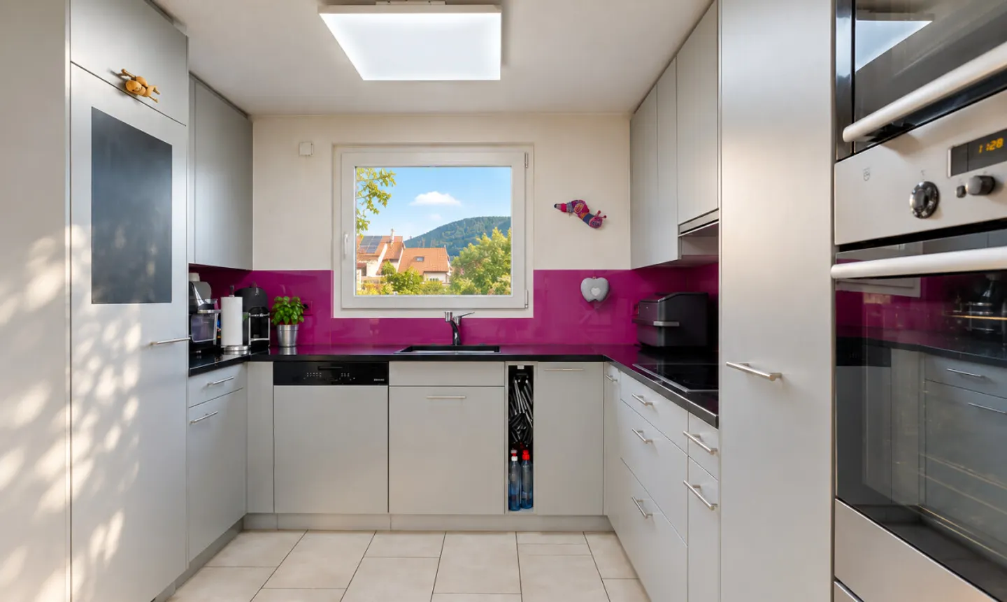 5.5-Room Corner Townhouse with Generous Garden and Far-Reaching Views - Photo 5 of 11