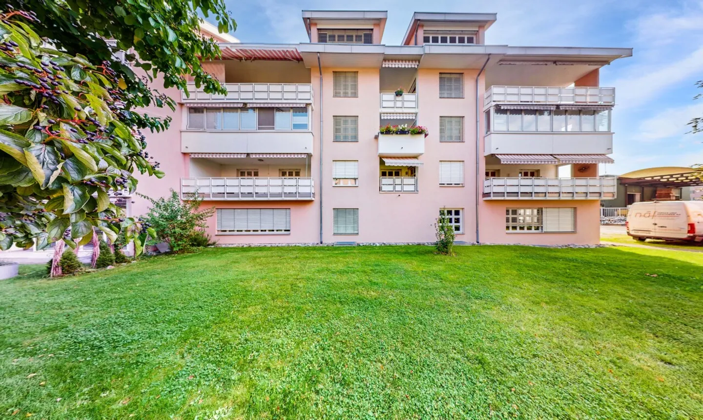 Spacious Maisonette Apartment with a View - Photo 3 of 11