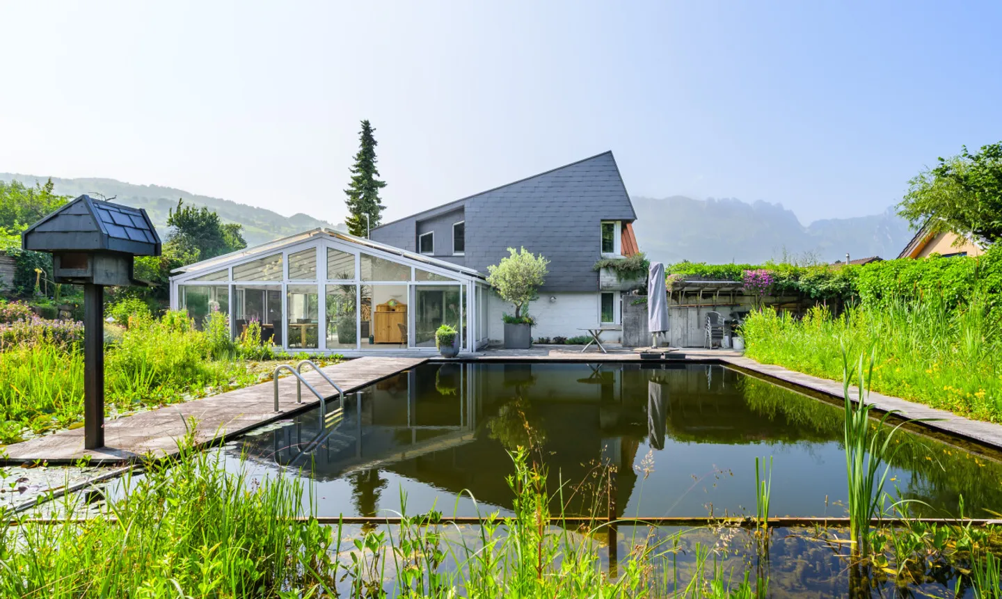 Maison individuelle exclusive à Grabs avec piscine naturelle et vue dans un emplacement de choix - Photo 1 sur 13