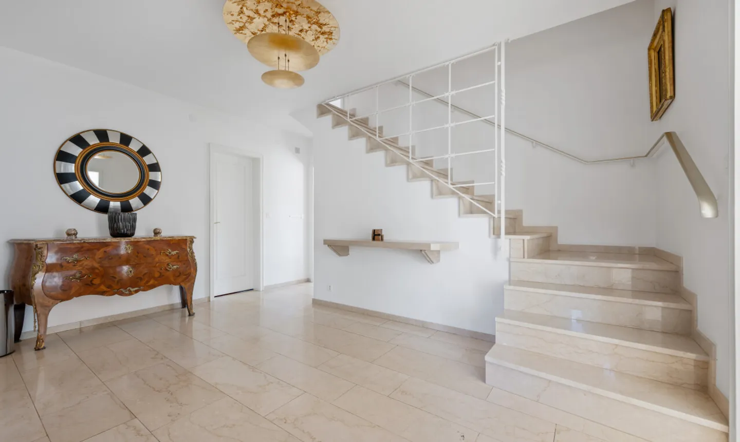 Exclusive villa with gallery, indoor pool and garden idyll - Photo 4 of 11