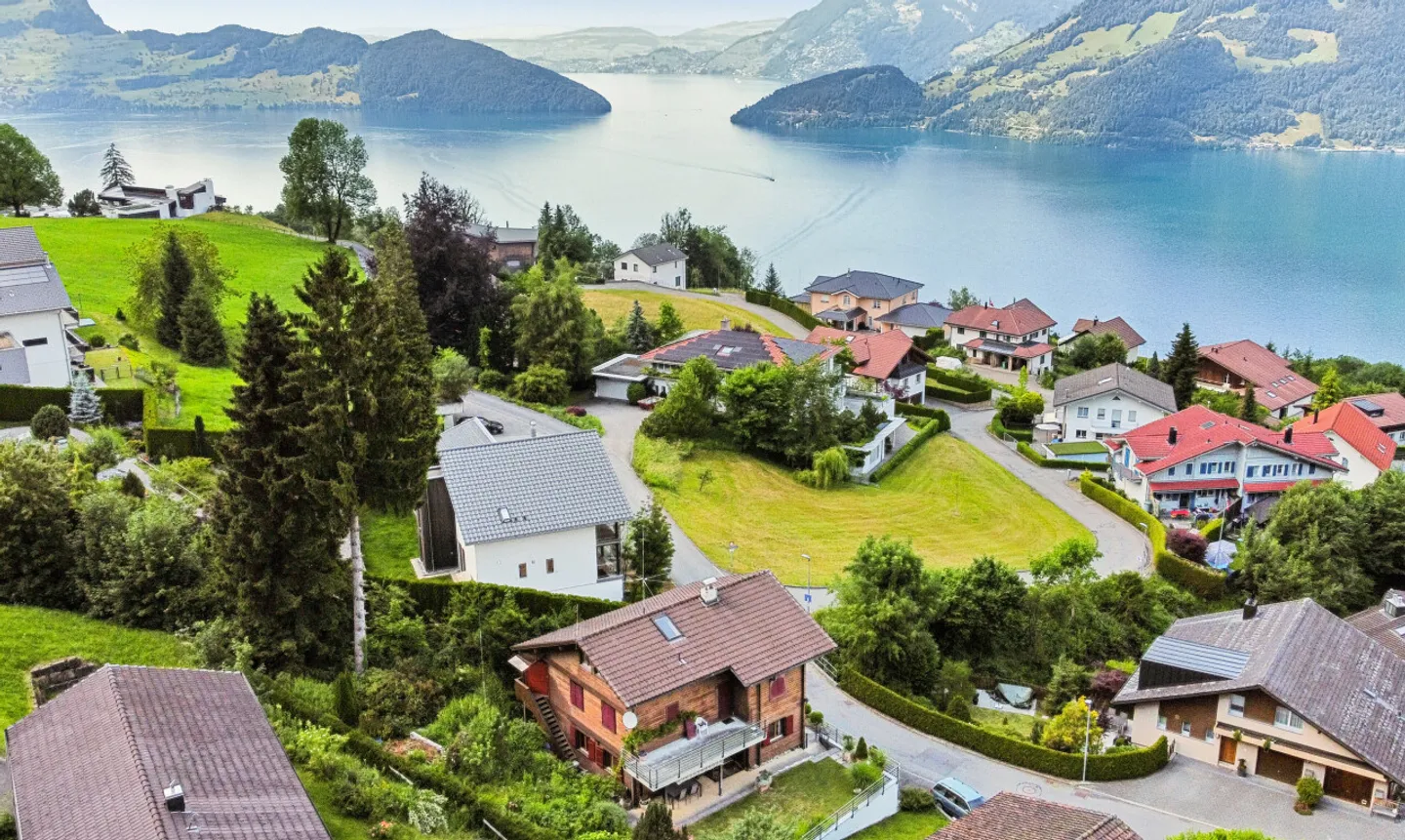 Casa unifamiliare con carattere di chalet. Posizione soleggiata con vista ampia - Foto 1 di 11