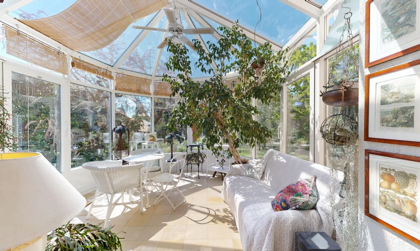 Architect-designed villa with large garden and unique potential! - Photo 3 of 11