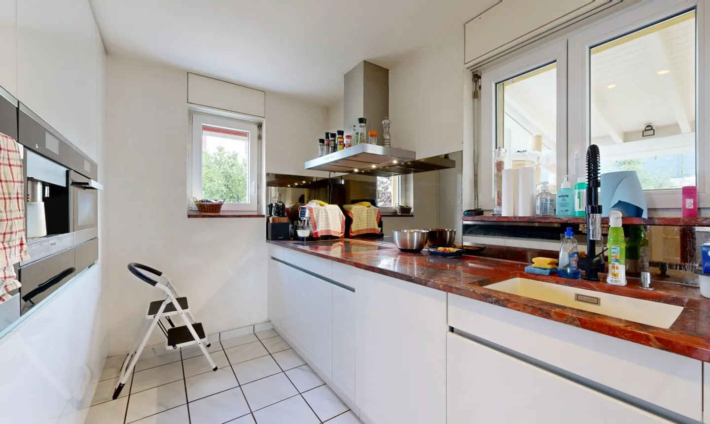 Spacious Family Home with Garden - Photo 7 of 11