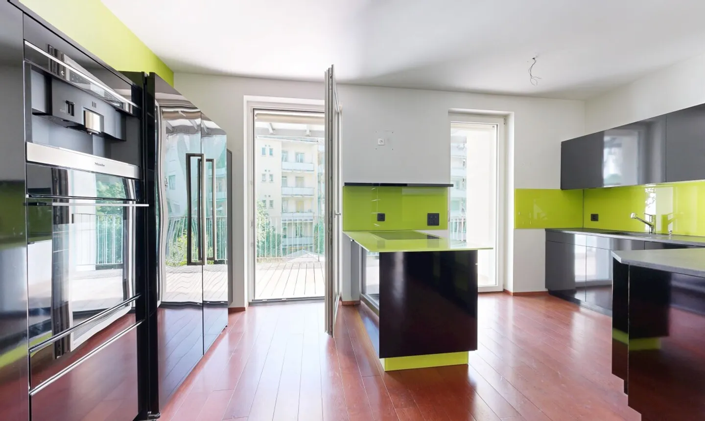Loft urbain avec deux balcons - Photo 4 sur 11