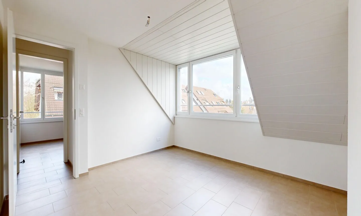 Appartement mansardé de 4.5 pièces comme neuf avec un immense grenier - Photo 9 sur 11