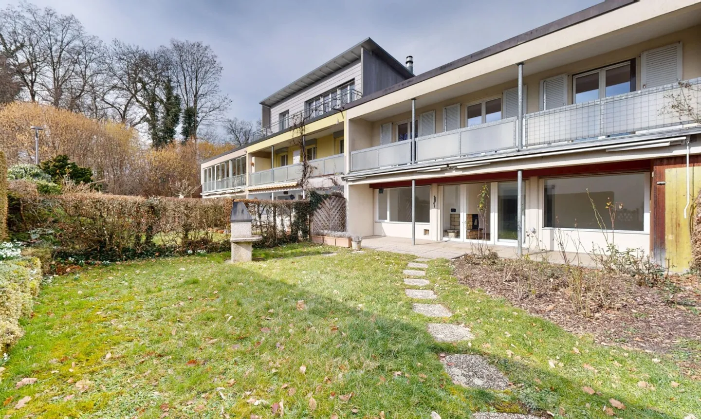 Charming terraced house with garden in family-friendly location - Photo 3 of 13