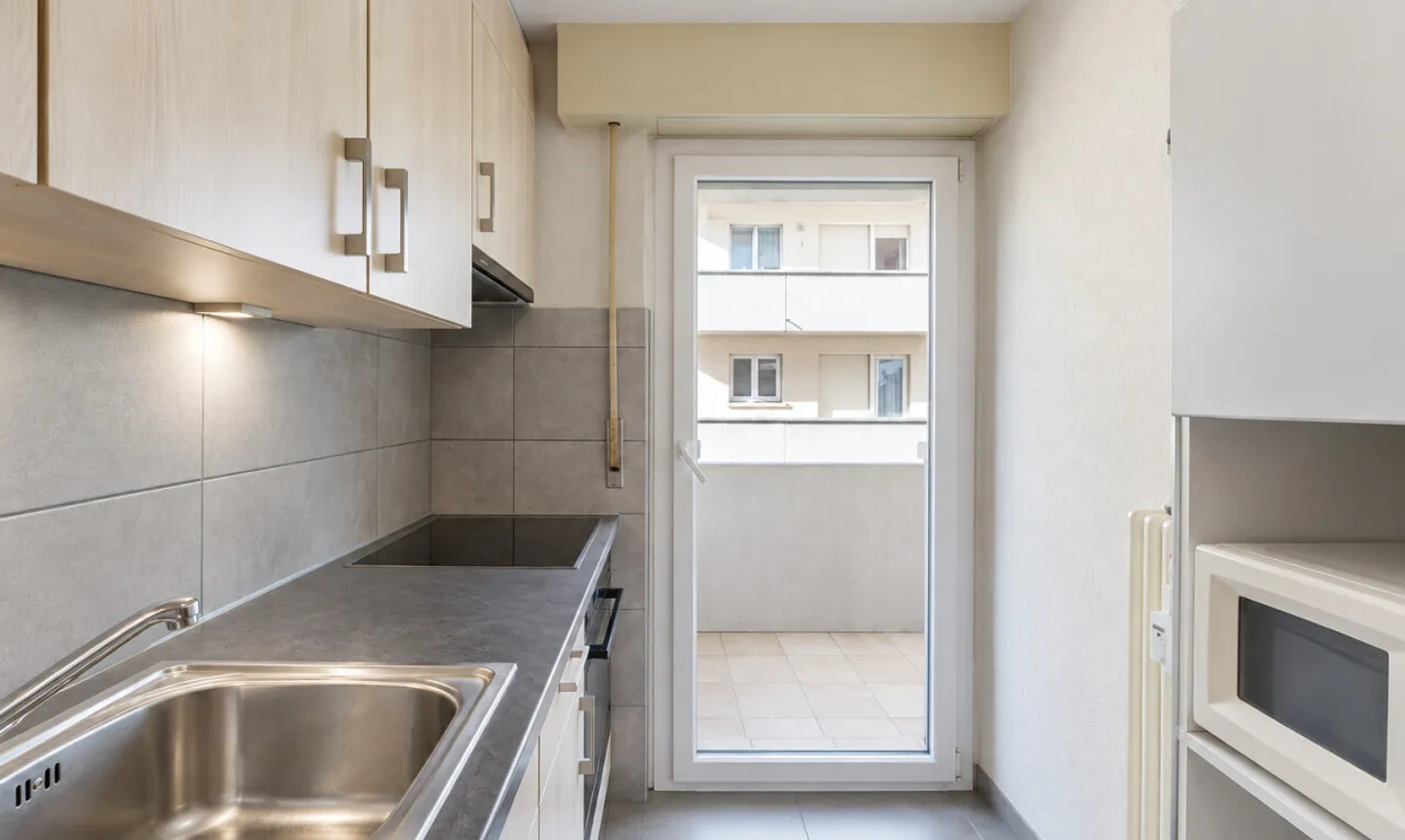 Appartement spacieux avec balcons - Photo 4 sur 11