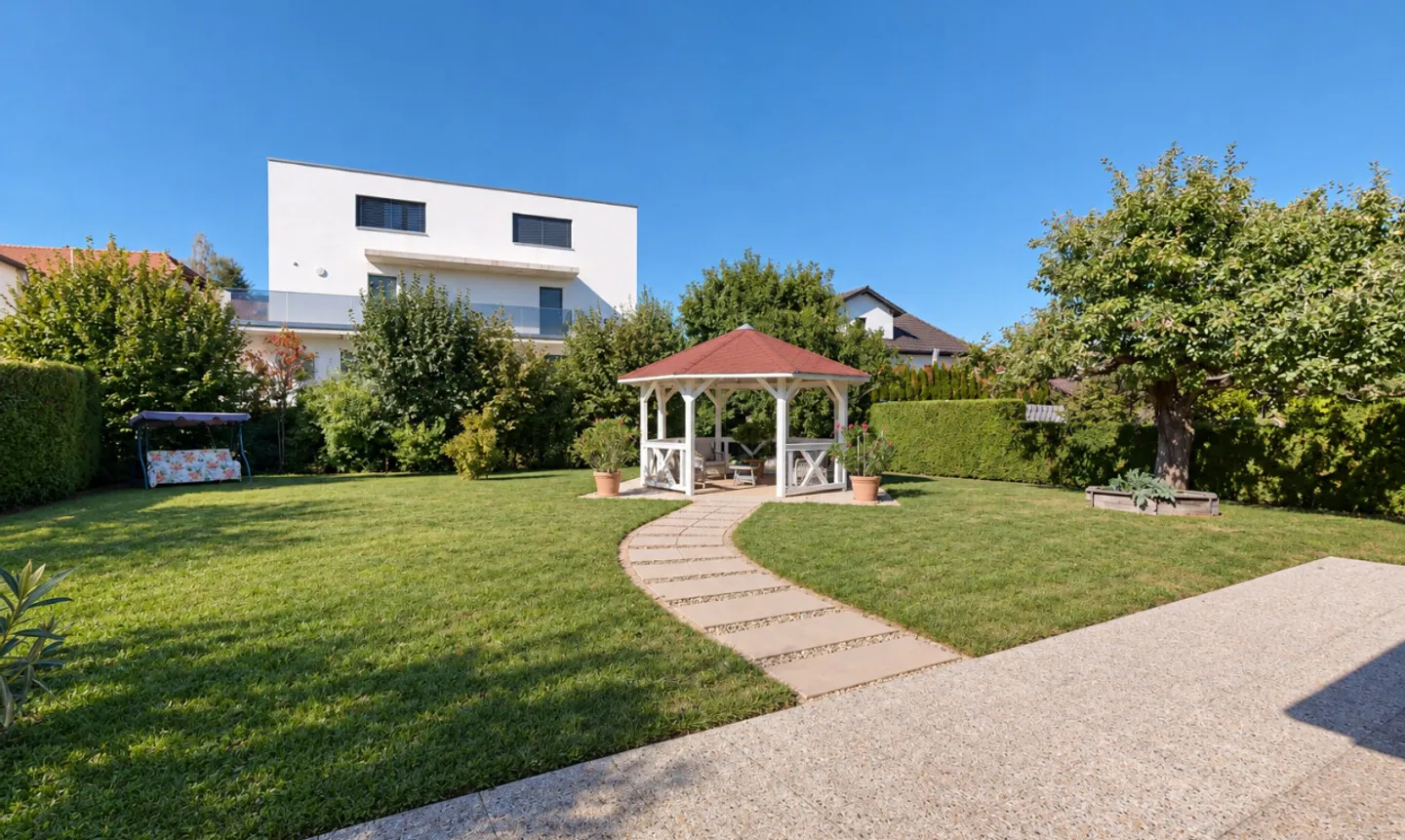 Charming Villa with Spacious Garden - Photo 4 of 11