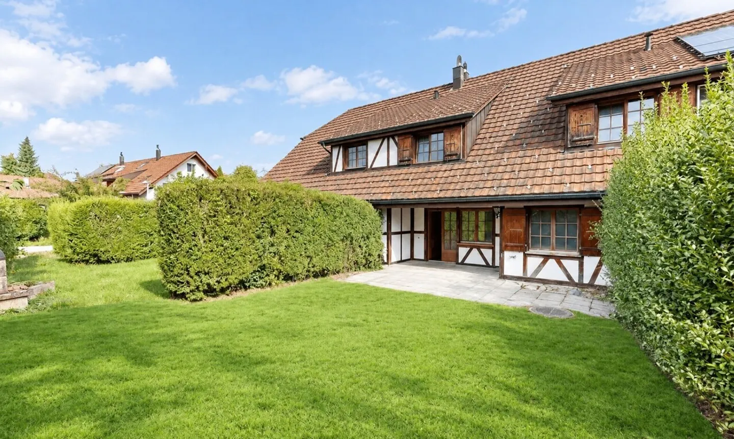 Maison mitoyenne avec jardin et énorme potentiel à Oetwil am See - Photo 1 sur 11