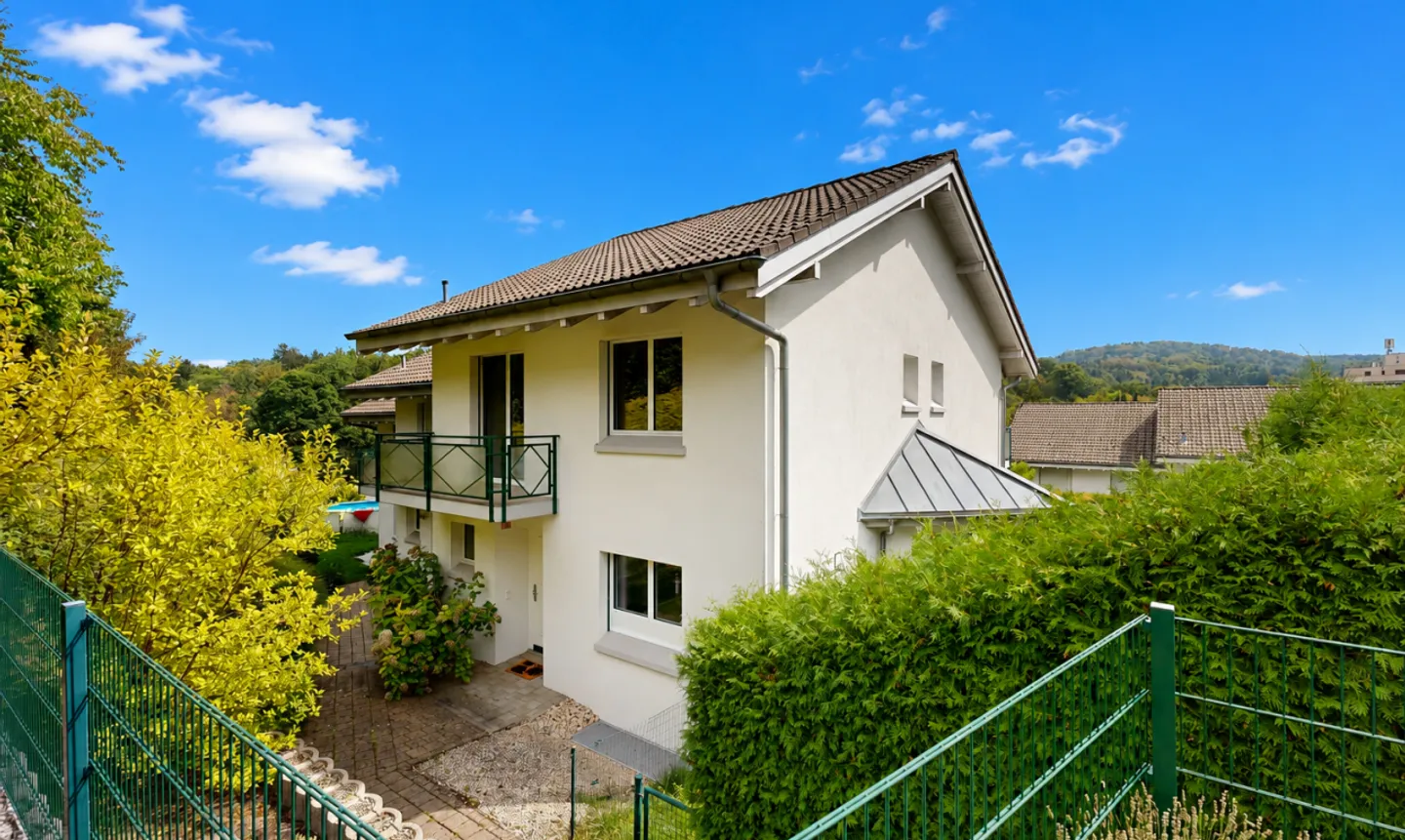 Renoviertes Eckhaus in Bergdietikon - Foto 1 von 11
