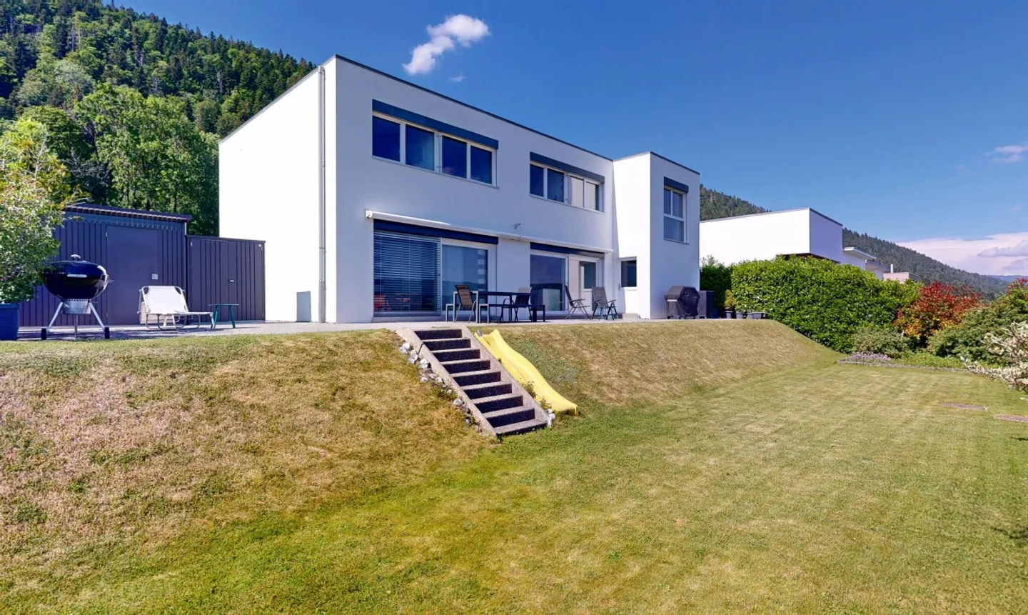 Family home with garden and panoramic mountain view - Photo 1 of 13