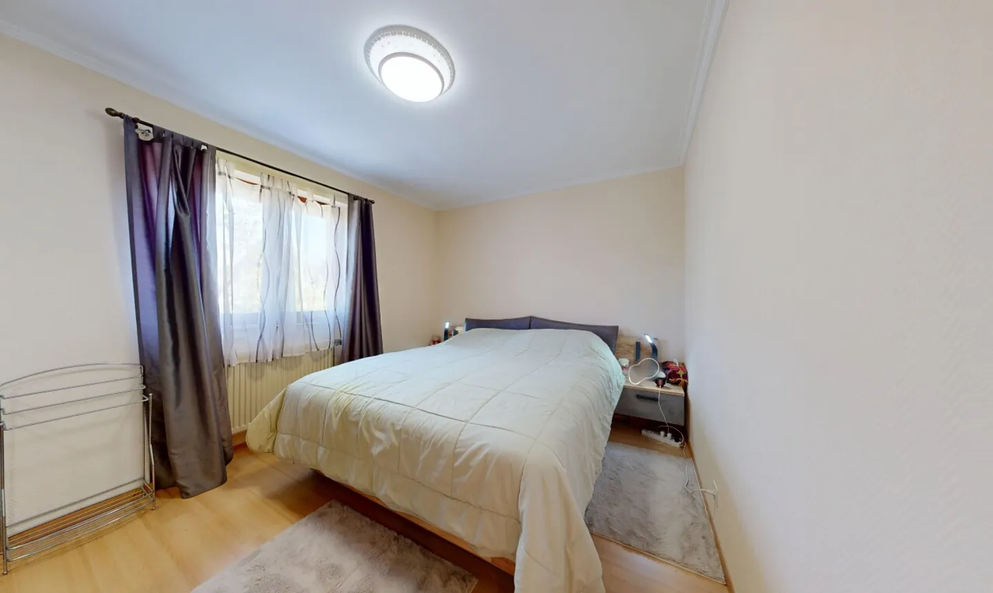 Detached House with Large Garden - Photo 8 of 11