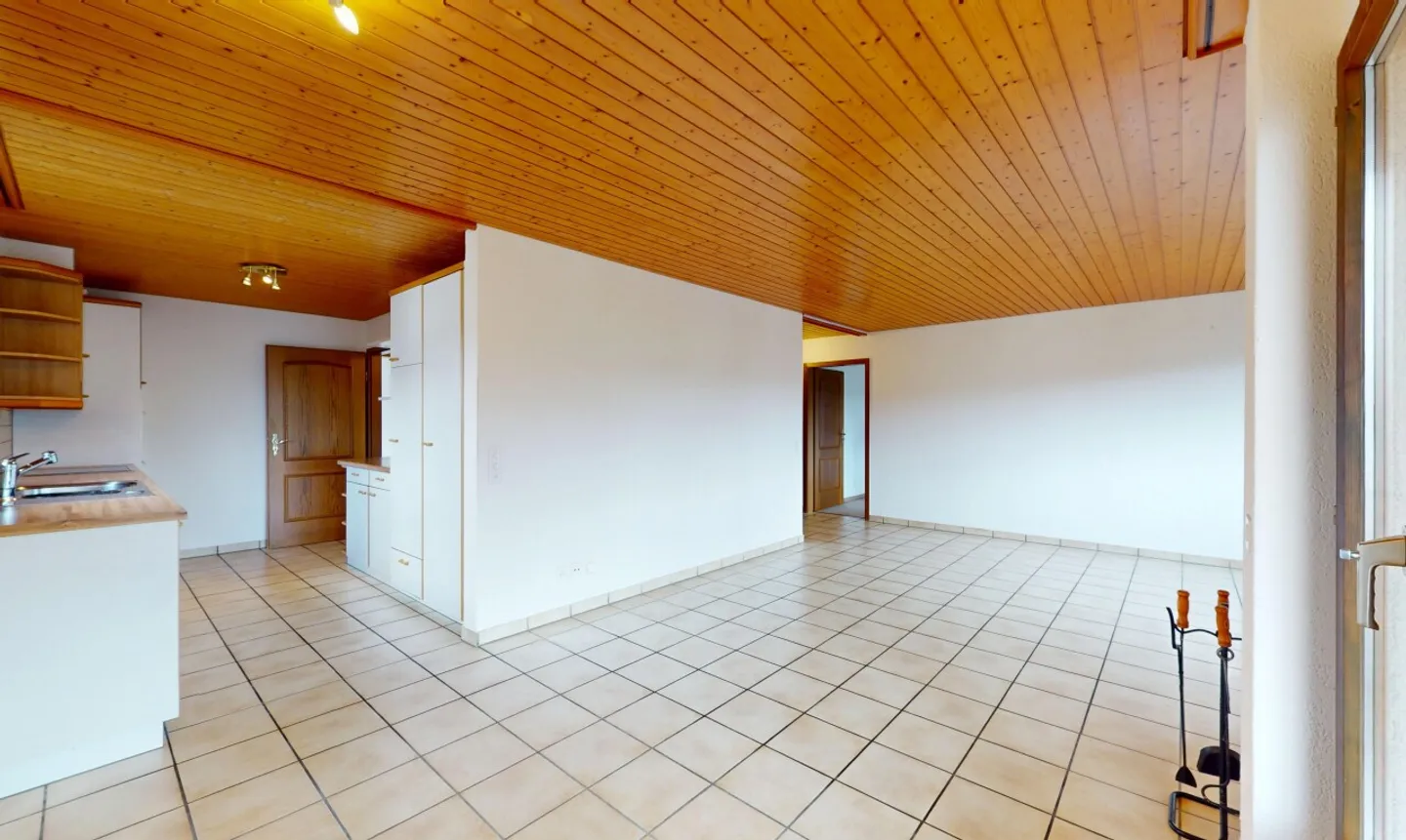 Luminoso appartamento di 4,5 locali con vista, camino e due posti auto - Foto 3 di 11