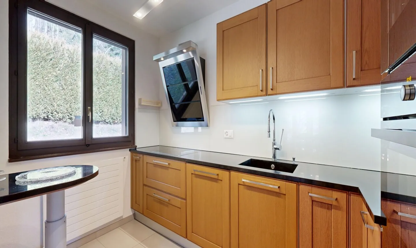 Großes freistehendes Haus, eingebettet in eine grüne Umgebung - Foto 7 von 13