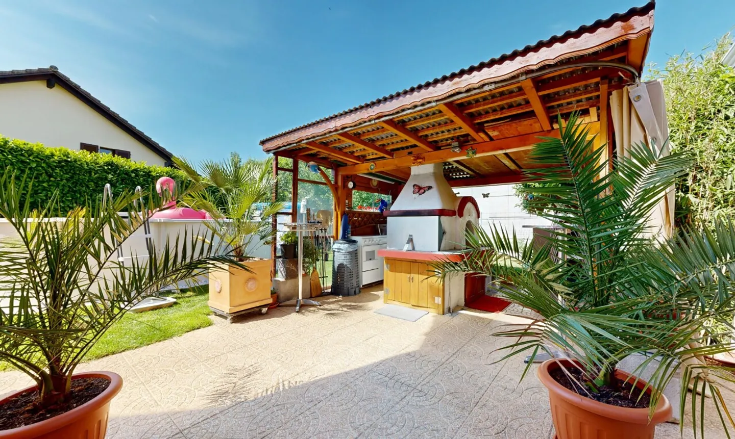 Family Home with Pool and Summer Kitchen - Photo 3 of 11