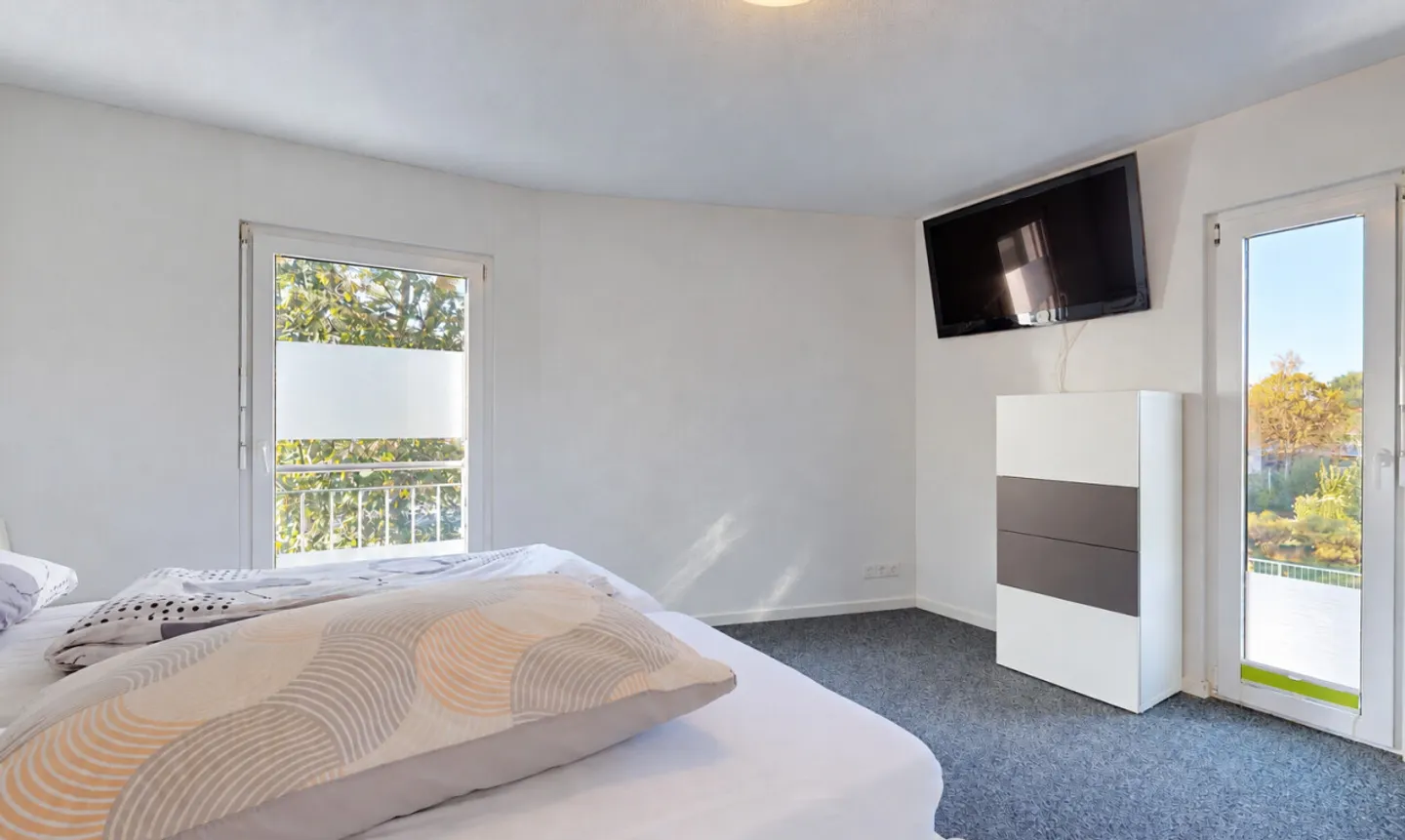 Private Oase: Exklusives 6.5-Zimmer-Einfamilienhaus mit Pool - Photo 8 of 11