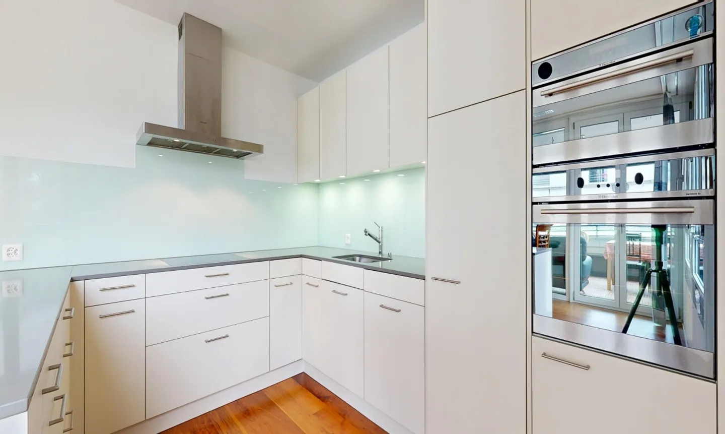 Appartamento moderno di 3,5 locali con balcone ovest e due posti auto in garage sotterraneo - Foto 7 di 11