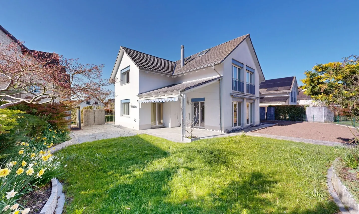 Sunny Family Happiness: 6.5-Room Single-Family House in a Nature-Friendly Location - Photo 1 of 13