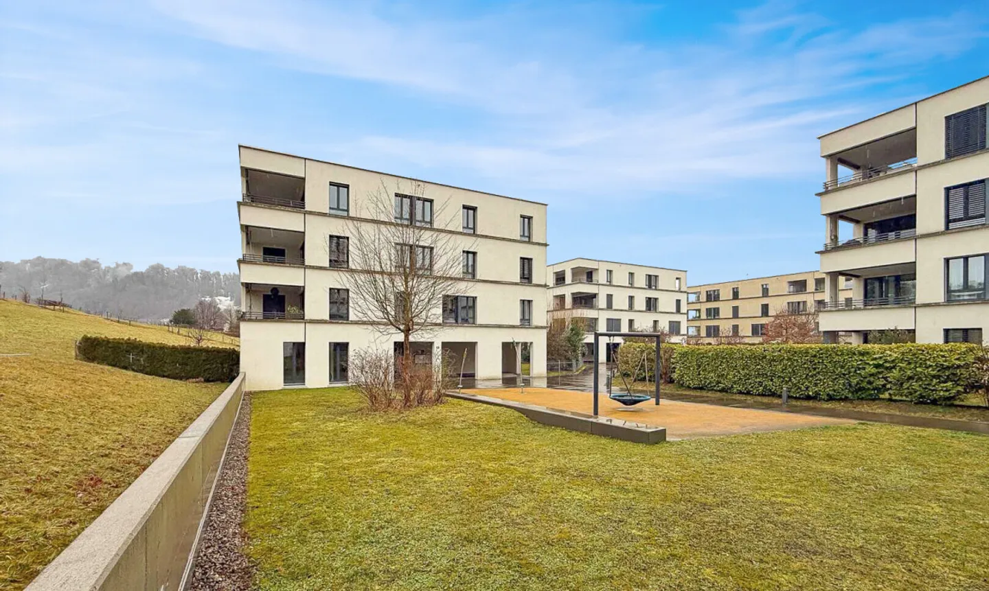 Appartamento moderno di 3,5 locali con balcone ovest e due posti auto in garage sotterraneo - Foto 3 di 11