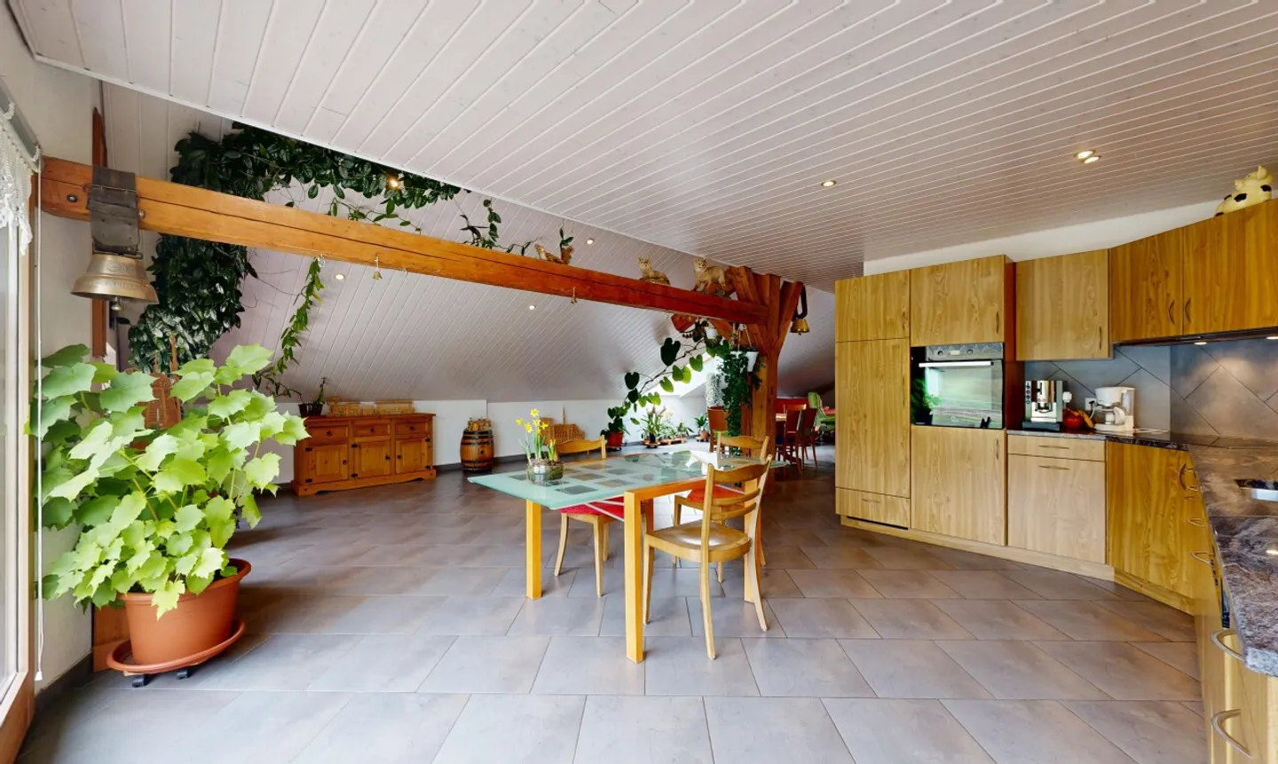 Freistehendes Haus von ca. 380 m², großes Grundstück und Bergblick - Foto 8 von 11